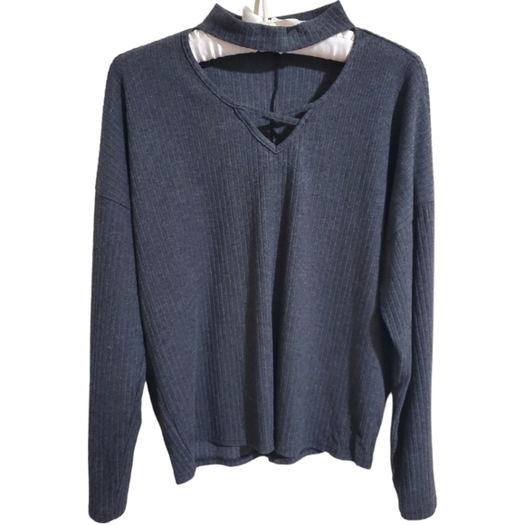 Vaneul | choker sweater with criss cross detail - Picture 2 of 6